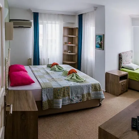 Colophon * גומולדור